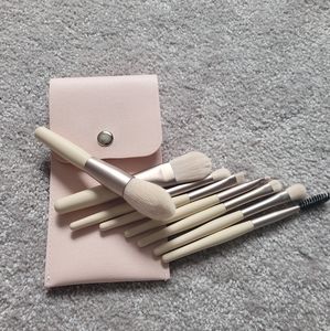 Brand New 8 Piece Make Up Brush Set with Case